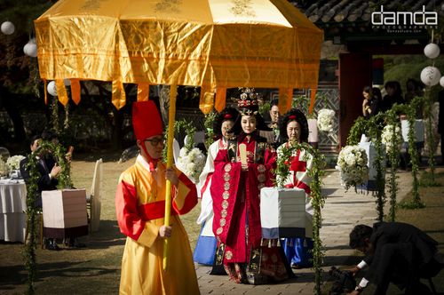 高梓淇蔡琳韩国传统婚礼现场曝光 身着韩服显端庄（组图）