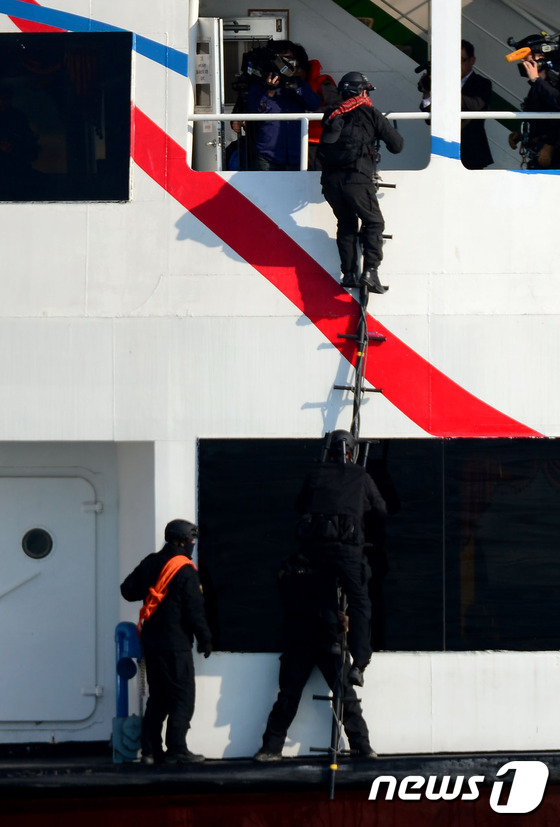 韩国海警进行海上救援演习（组图）