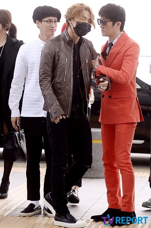 权志龙T.O.P酷帅型男2NE1展“大姐大”风范 YG成员齐现身机场 （组图）