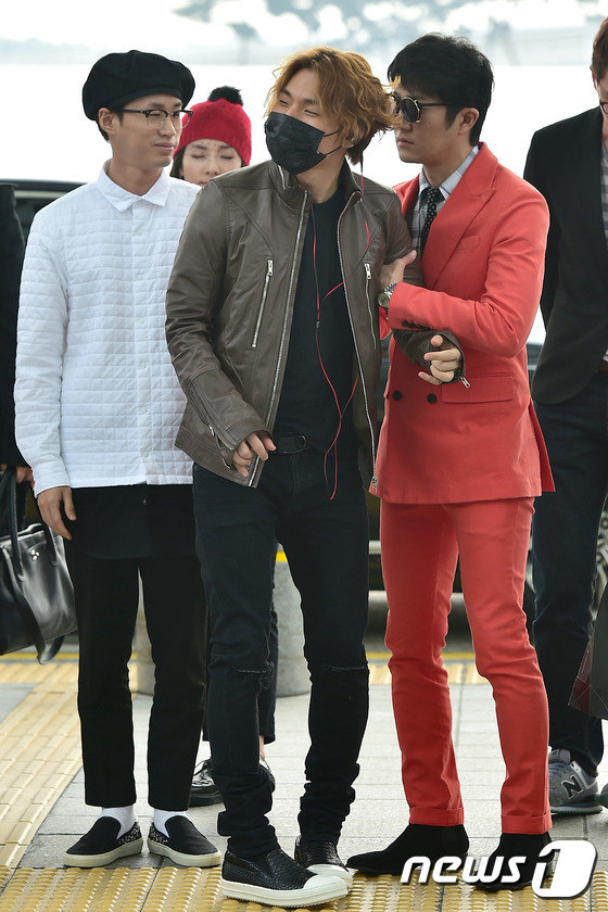 权志龙T.O.P酷帅型男2NE1展“大姐大”风范 YG成员齐现身机场 （组图）