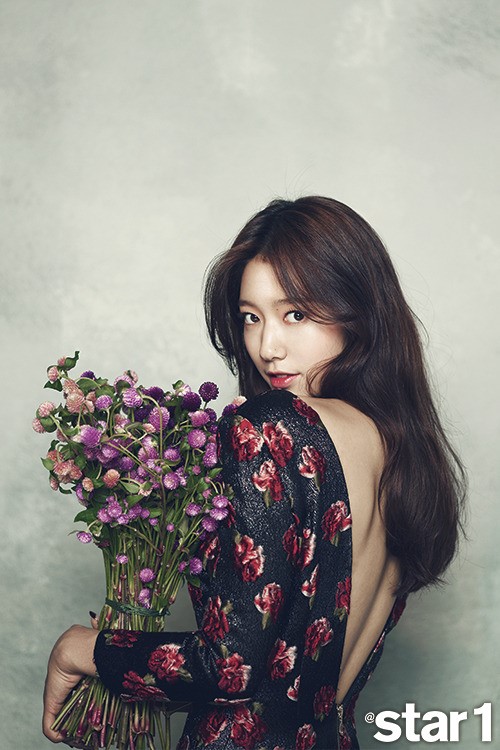 朴信惠新画报露美背 性感无限（组图）