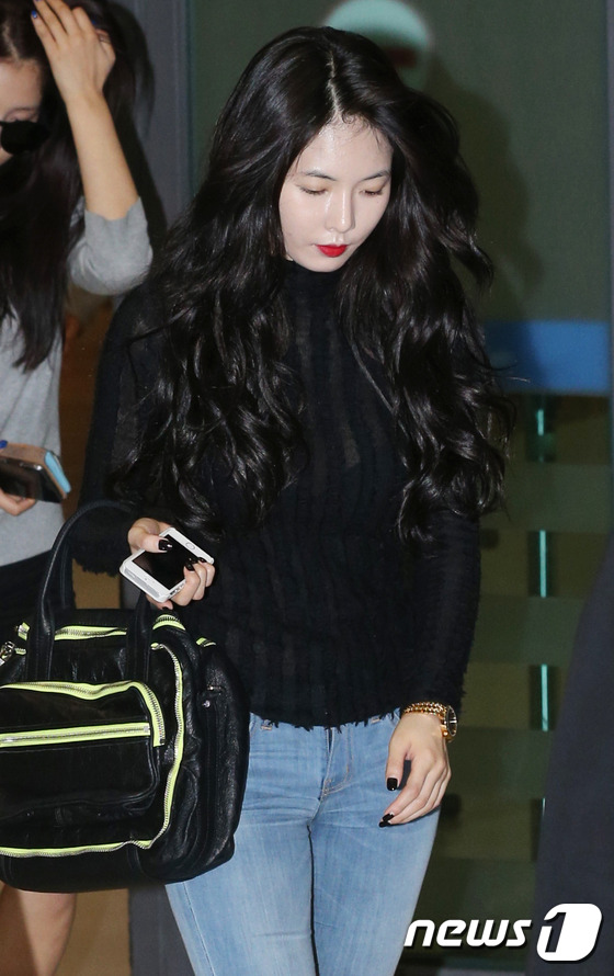 少女时代徐贤miss A秀智拼美腿 韩女团返韩机