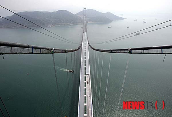 韩国最长吊桥疑因提前开通而严重晃动（组图）