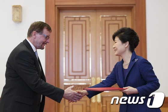 朴槿惠接受4位新任驻韩大使递交国书（组图）