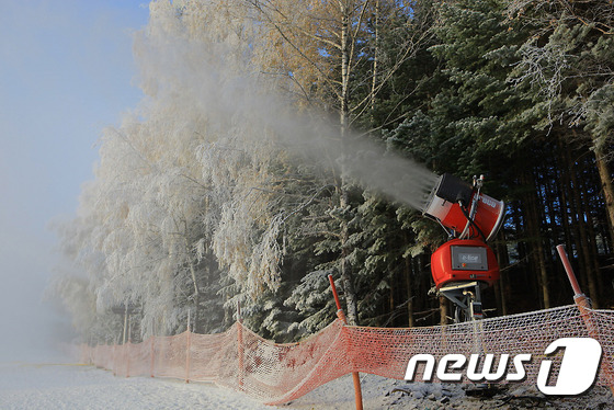 韩国江原道滑雪场开张在即 今起实施人工造雪（组图）