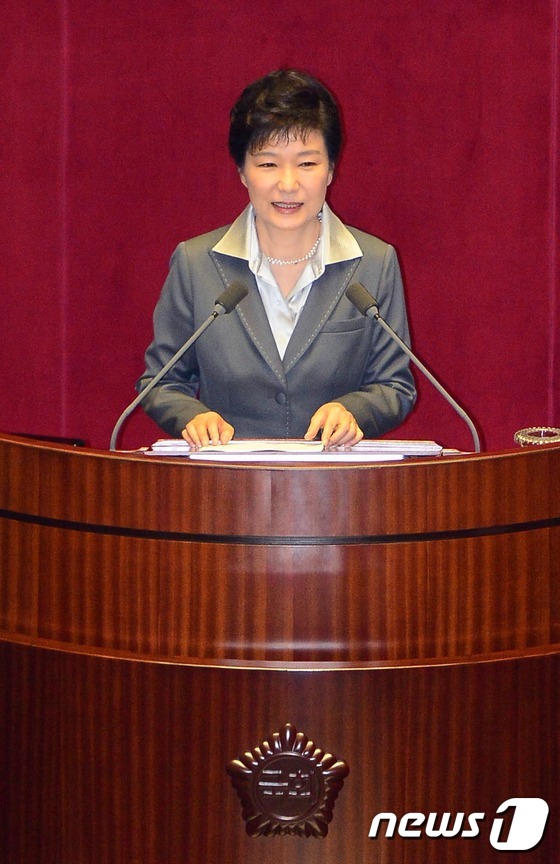 朴槿惠发表施政演说 呼吁推进公务员养老金制