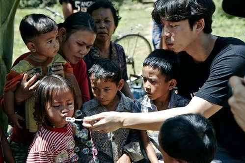 韩星孔侑在柬埔寨开展关爱儿童公益慈善活动