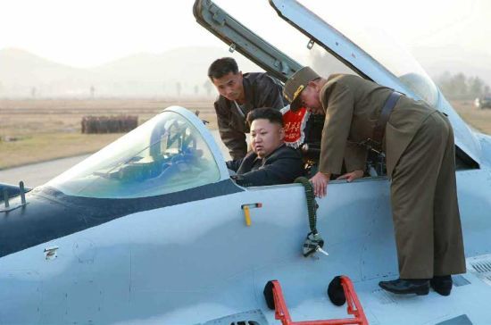 崔龙海、黄炳誓陪金正恩参观