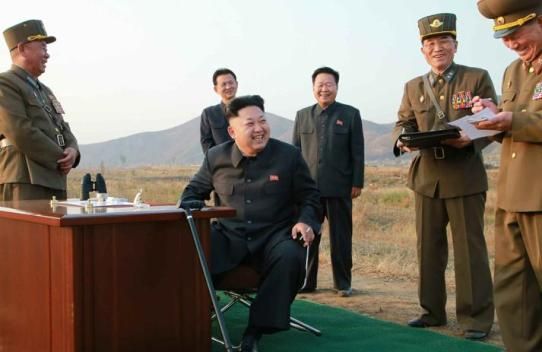 崔龙海、黄炳誓陪金正恩参观