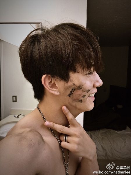 戚薇庆老公生日送唇印礼物　晒照秀李承铉肌肉（组图）