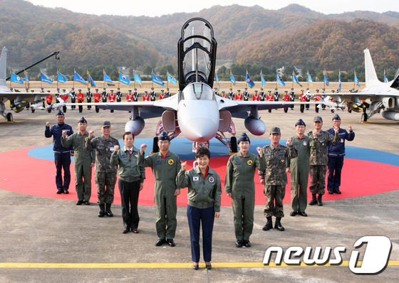 朴槿惠出席“韩国产FA-50战机实战部署纪念仪式”（图）