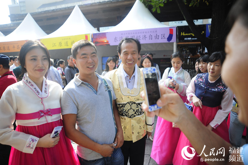 韩国江原道知事现身福州三坊七巷 邀市民赴韩旅游