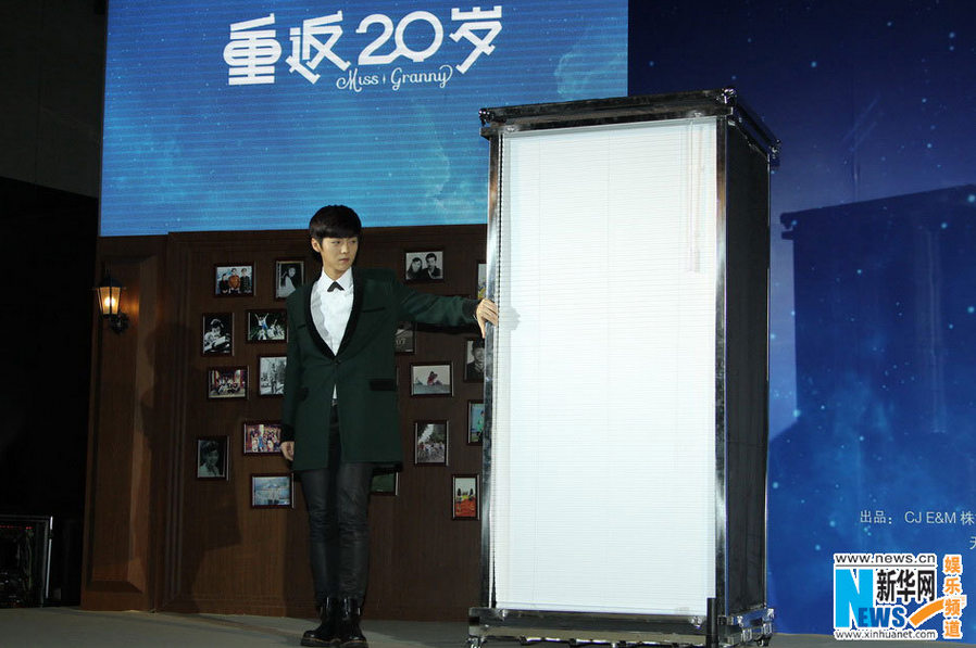 呆萌鹿晗获两位“奶奶”争宠献吻 《重返二十岁》贺岁档爆笑上映（组图）