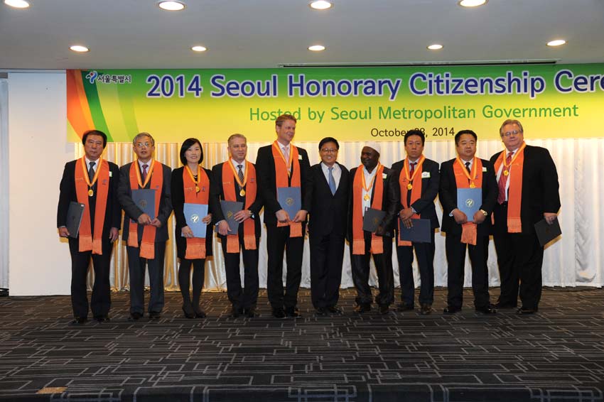 韩国中国商会会长、常务副会长双获首尔市“荣誉市民”光荣称号