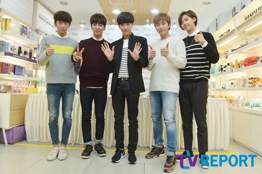 B1A4粉丝会人气爆棚 BARO攻灿搞怪卖萌引尖叫（组图）