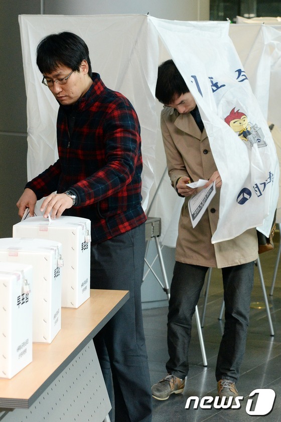 韩国公务员工会就改革公务员养老金制度进行投票（组图）