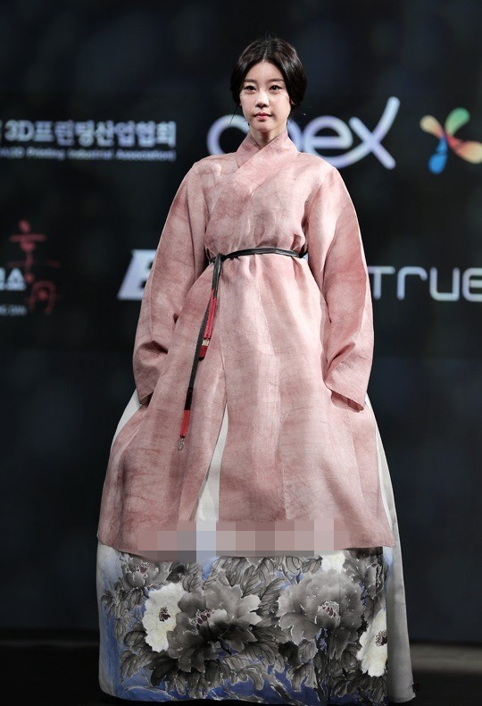 Girls Day惠利YURA变身模特展示3D打印韩服 端庄典雅(组图)