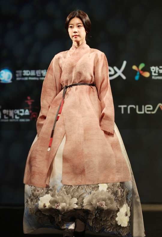 Girls Day惠利YURA变身模特展示3D打印韩服 端庄典雅(组图)