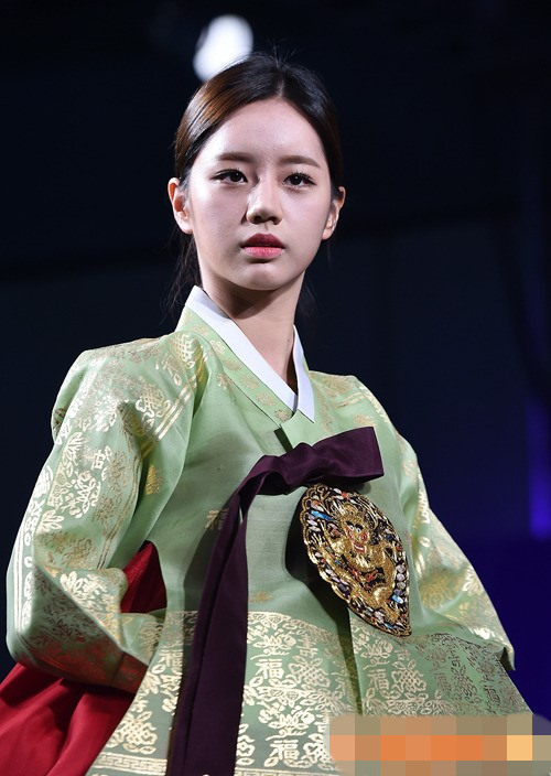 Girls Day惠利YURA变身模特展示3D打印韩服 端庄典雅(组图)