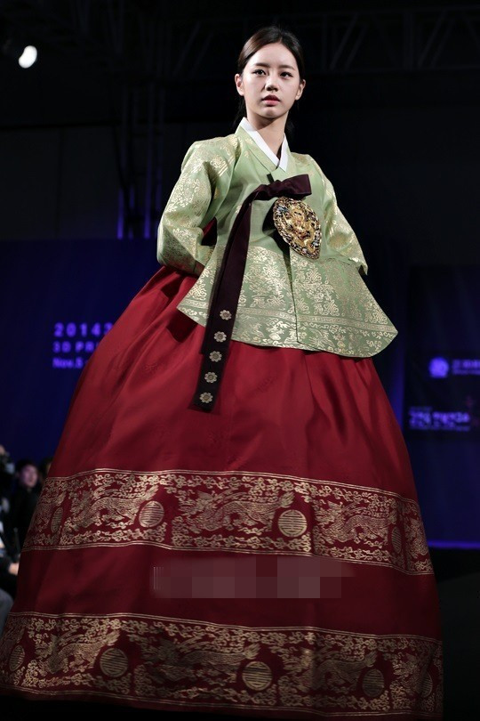 Girls Day惠利YURA变身模特展示3D打印韩服 端庄典雅(组图)