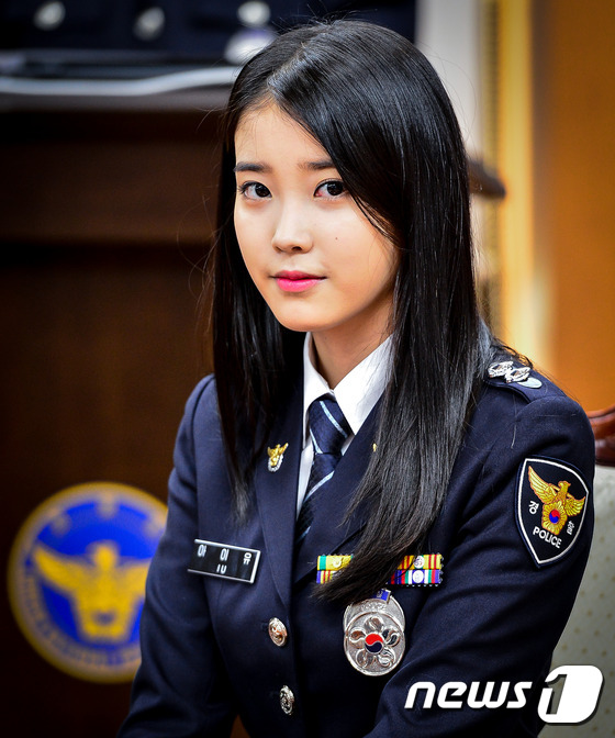 韩国歌手IU被授予名誉警察(组图) (7)