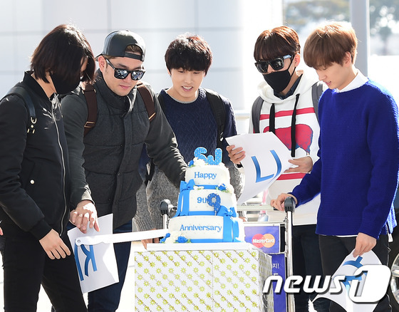 Super Junior机场准备蛋糕感谢粉丝 “9周年 谢谢”（组图）