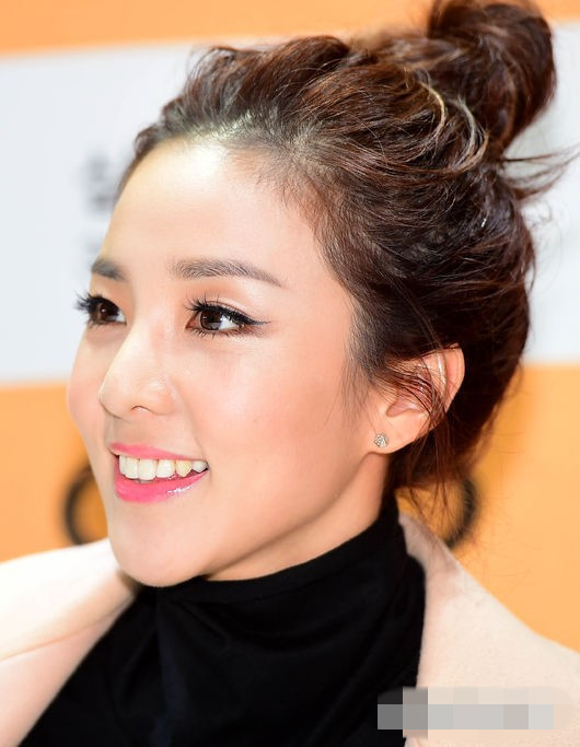2NE1朴山多拉明洞举办签名会 笑容甜美美肤获赞(组图)
