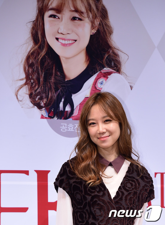 孔孝真出席话剧《Rita》发布会 与姜惠贞亲似姐妹引关注（组图）