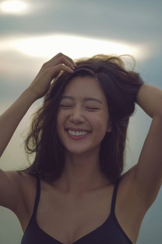“野性”李孝利PK“阳光”Clara 韩国性感女王要易主？（组图）