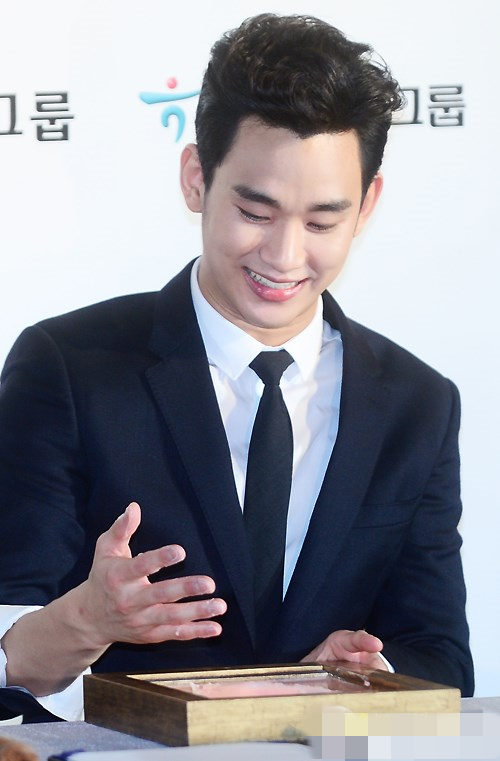 金秀贤柳承龙出席大钟奖手印仪式 “都教授”频露微笑欢乐多（组图）