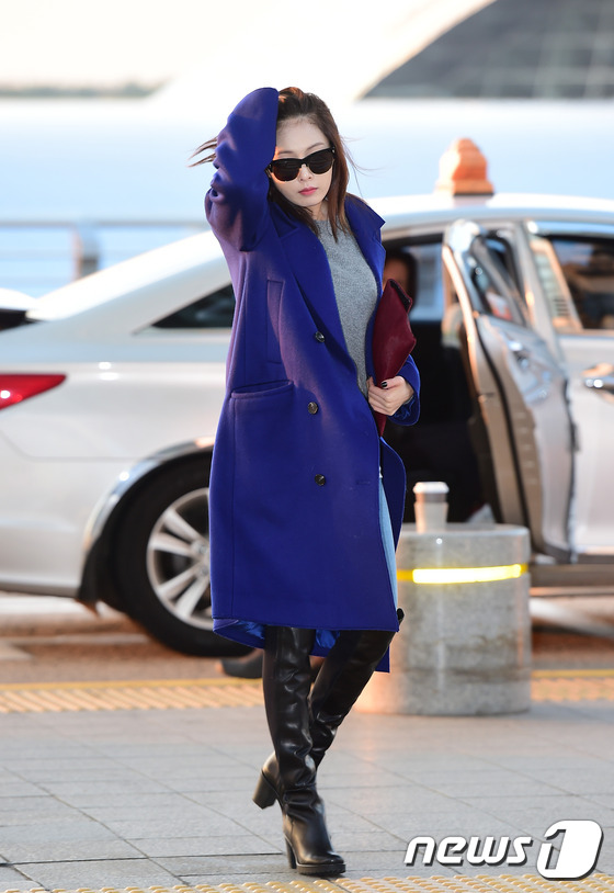 泫雅蓝紫色大衣长靴搭配现身机场 性感迷人（组图）