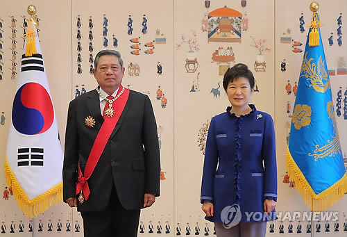 朴槿惠向印尼前总统苏西洛授予韩国最高勋章
