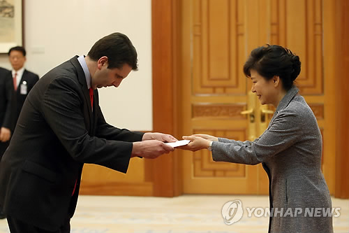 新任美驻韩大使向朴槿惠递交国书 朴槿惠祝贺