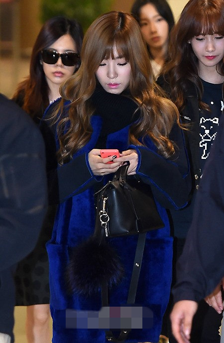 少女时代返韩现身机场 Tiffany低头玩手机允儿无笑容似疲倦（组图）