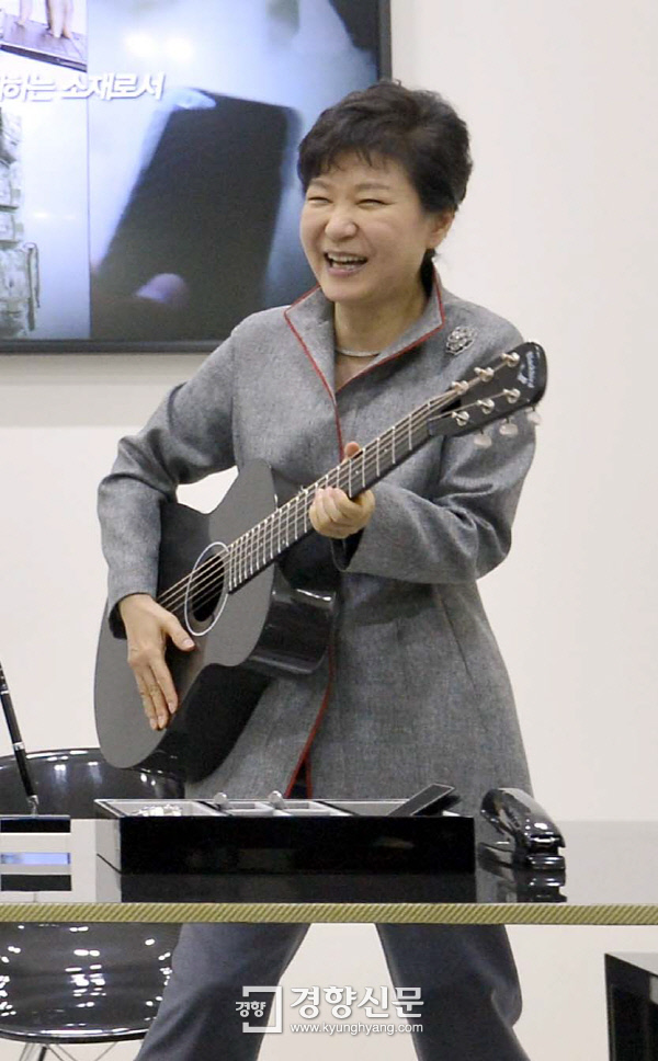 朴槿惠视察“创造经济革新中心” 欢乐弹吉他（组图）