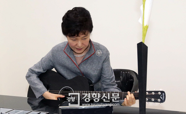 朴槿惠视察“创造经济革新中心” 欢乐弹吉他（组图）