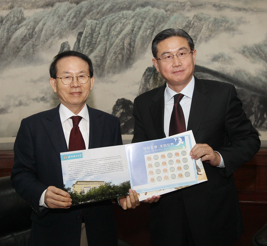韩国善意回帖运动发起人闵丙哲教授在北语发表演讲     