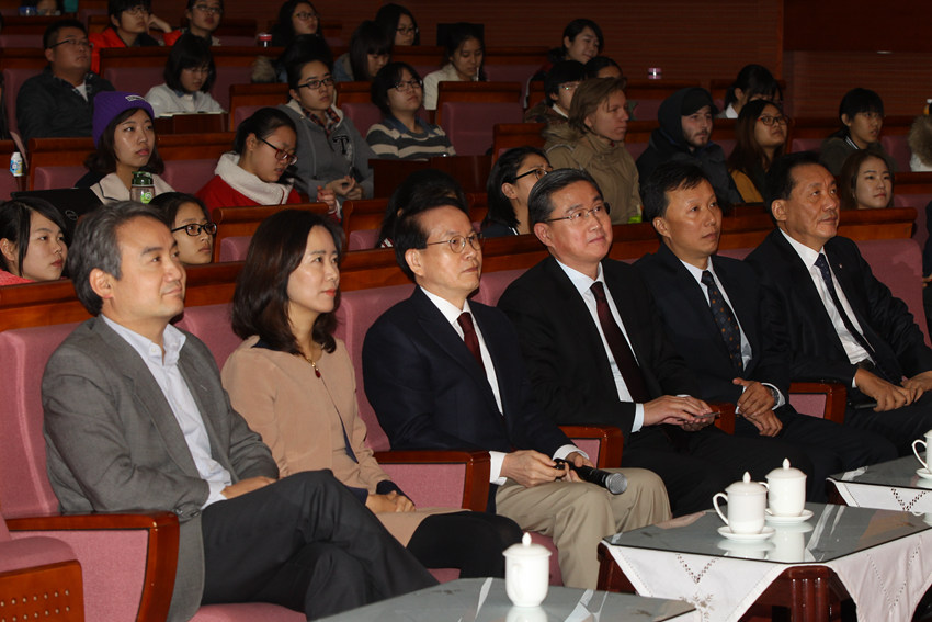 韩国善意回帖运动发起人闵丙哲教授在北语发表演讲     