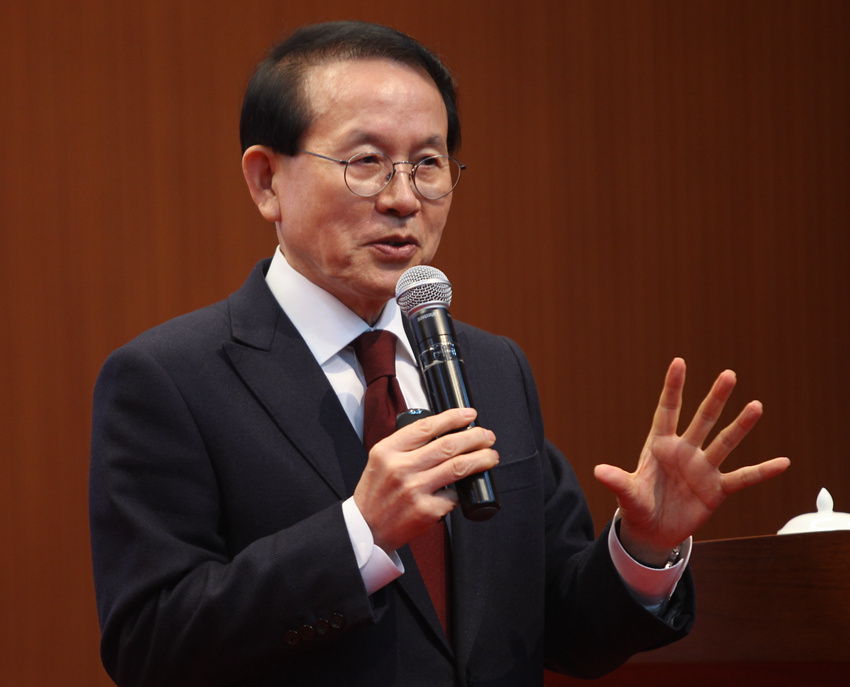 韩国善意回帖运动发起人闵丙哲教授在北语发表演讲     