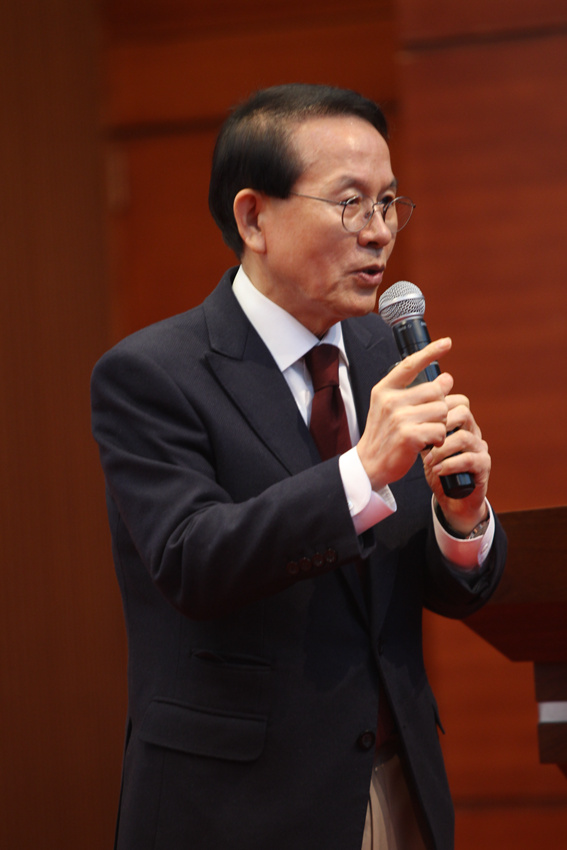 韩国善意回帖运动发起人闵丙哲教授在北语发表演讲     