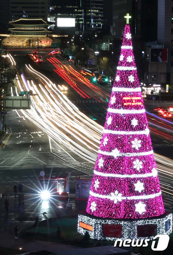 圣诞树亮灯 首尔圣诞气氛渐浓（组图）