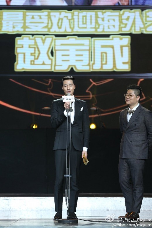 赵寅成在京获颁“最受欢迎海外艺人”黑色西装帅气（组图）