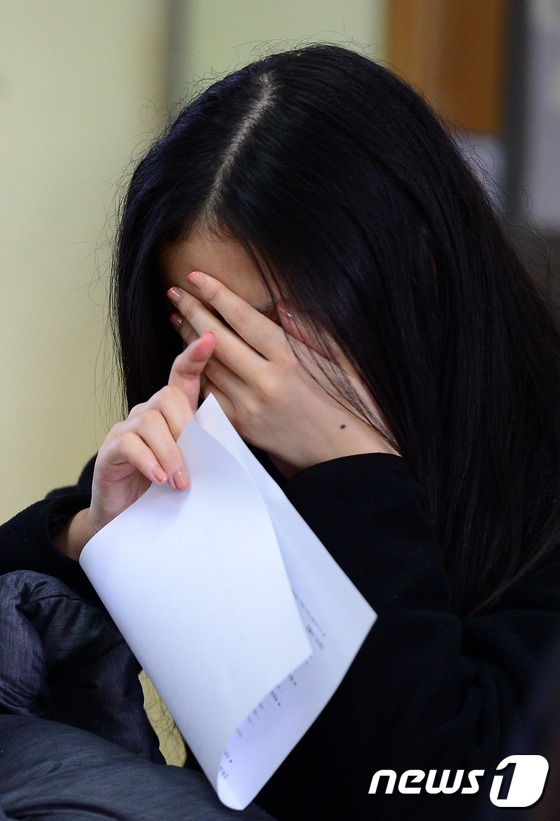 韩国高考成绩揭晓 考生紧张确认（组图）