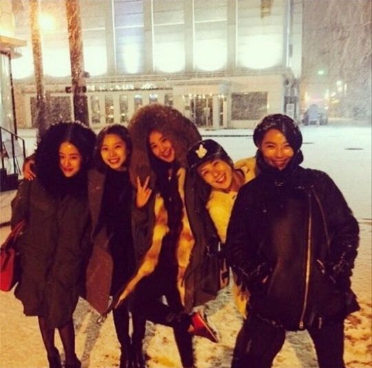 少女时代侑莉公开与蔡妍全慧彬合照 女神秒变“女神经”（组图）