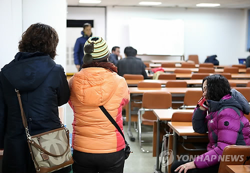 资料图片：船员家属1日聚集在遇难渔船所属船务公司，焦急等待救援消息。（韩联社）