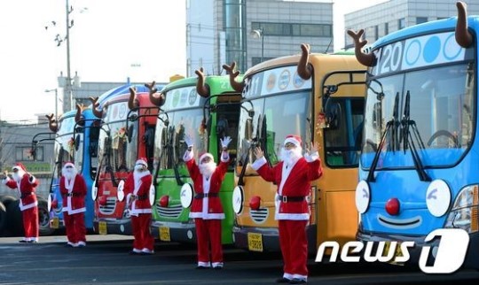 韩国“鲁道夫公交车”投入运营 公交司机“变身”可爱圣诞老人（组图）