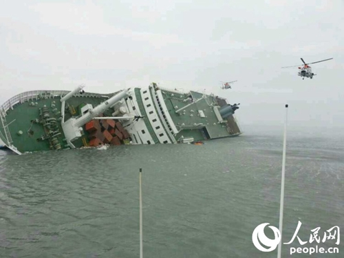 4月16日上午，“世越号”客轮在韩国全罗南道珍岛郡近海沉没。（图片来源：原韩国海洋警察厅）
