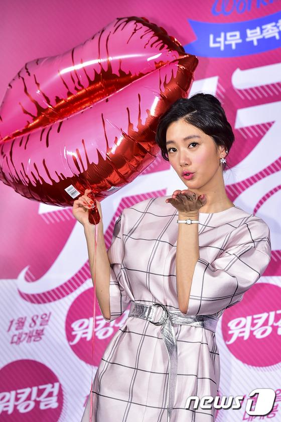 “世界二美”Clara赵茹珍性感搞笑大比拼《working girl》举行报告会（组图）