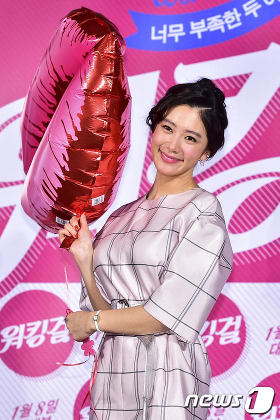 “世界二美”Clara赵茹珍性感搞笑大比拼《working girl》举行报告会（组图）