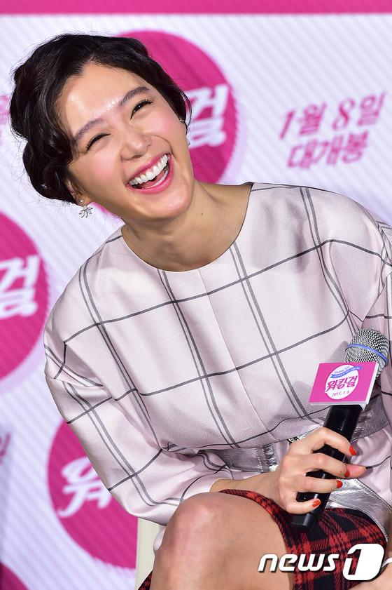 “世界二美”Clara赵茹珍性感搞笑大比拼《working girl》举行报告会（组图）